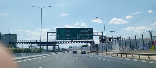 Ukazatel už i na Pireus.jpg