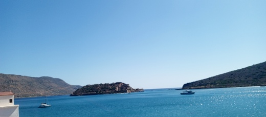Spinalonga před vesnicí Plaka.jpg