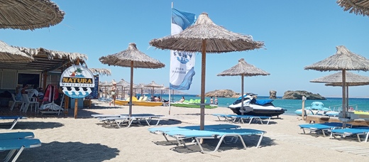 Pláž Vai pohled vlevo na půjčovnu vodních sportů.jpg