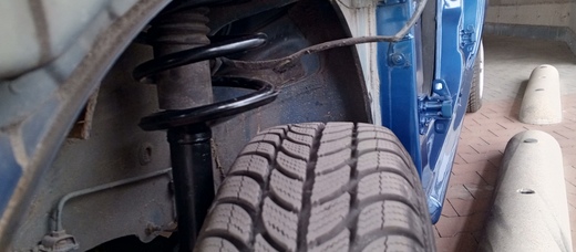 přední pružina a tlumič.jpg