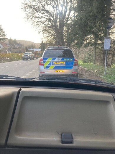 Cestou z Rožmberka. Pohodoví policajti. Zdravím a pozdravuju :-)