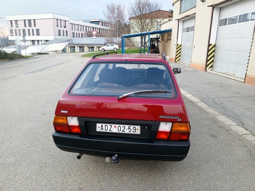 Na kufru do r.v.1992 nebyl uprostřed znak Škoda